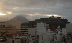 雨の丸亀城とさぬき富士