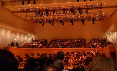 「アルゲリッチ&パリ管のコンサートにて。開演前の会場」
