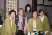 今井理桂さん（左から２番目）と